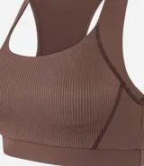 Top deportivo Get Over con diseño de espalda nadador, confeccionado en tejido de poliamida con textura acanalada. Presenta escote redondo, breteles medianos y copas integradas para mayor soporte.