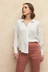 Pantalón de vestir color ladrillo, de corte recto y tiro alto.