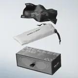 Lentes de sol envolventes con montura de acero inoxidable en acabado plateado cepillado y lentes de nylon espejadas. Presentan un diseño vanguardista con aberturas decorativas en la parte superior del marco.