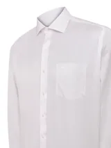 Camisa de manga larga con corte regular, confeccionada en algodón con diseño de rayas verticales finas en color rosado sobre fondo blanco. Presenta cuello italiano, bolsillo frontal en el pecho con logo bordado y puños con doble botón.