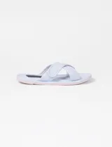 Sandalias negras con tiras cruzadas y ajuste con velcro.