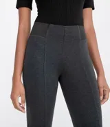 Pantalón tipo legging de corte ajustado, con detalle de elásticos laterales en la cintura.