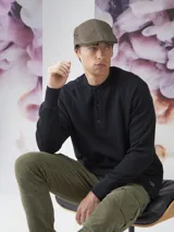 Campera de abrigo tipo fleece color burdeos con detalles en azul marino. Tiene cuello alto, cierre frontal y bolsillos laterales con cierre.