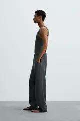 Musculosa de hombre confeccionada en tejido de punto acanalado mezcla de algodón y cáñamo. Presenta un corte regular fit, cuello redondo amplio y diseño sin mangas.