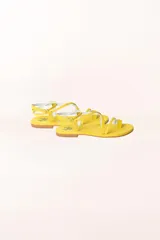 Sandalias amarillas de tiras finas, con interior en piel.
