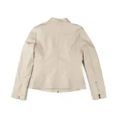 Campera de cuero sintético color hueso, con cuello redondo, cierre frontal y bolsillos laterales con cierre.