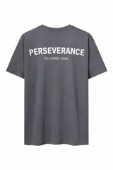 Remera de algodón con cuello redondo y mangas cortas. Presenta un estampado frontal con la palabra Perseverance y la frase No matter what en color blanco.