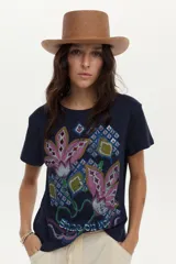 Remera de algodón azul marino de manga corta, con estampa frontal de flores grandes en tonos rosados y motivos geométricos, y detalle de bordado.
