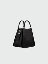 Bolso tote pequeño de cuero negro con diseño estructurado, doble asa superior y correa larga ajustable para llevar al hombro o cruzado. Cuenta con cierre de solapa y detalles metálicos dorados.