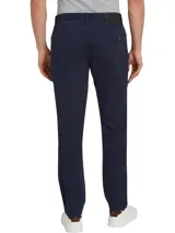 Pantalón de vestir azul marino, de corte recto, con bolsillos laterales y traseros. Se ajusta a la cintura con cinturón de cuero marrón.