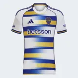 Camiseta de fútbol Adidas del Boca Juniors, tercer uniforme. Diseño blanco con franjas horizontales en azul y amarillo con efecto degradé, cuello redondo y mangas cortas con detalles en azul y amarillo. Incluye logo de Adidas, escudo del club y sponsor betsson en el frente.