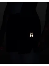 Short de entrenamiento Under Armour, color negro, con diseño ligero y duradero. Cuenta con cintura elástica con cordón interno, bolsillos laterales abiertos, un bolsillo lateral con cremallera invisible y aberturas en el bajo para mayor movilidad.