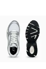 Championes deportivos Puma Milenio Tech LT, color blanco con detalles plateados y negros, con diseño inspirado en el running y suela chunky.