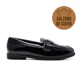 Zapato casual de cuero negro charol, estilo mocasín, con taco bajo y detalle de antifaz en el empeine.