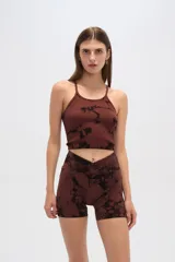 Top de bretel fino, color marrón con estampado tie-dye en negro, ajustado al cuerpo y cuello redondo.