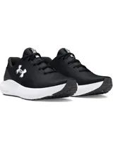 Championes de running Under Armour modelo Charged Surge 4, color negro con entresuela blanca. Presentan parte superior de malla transpirable con superposiciones sintéticas, amortiguación Charged Cushioning en la entresuela y suela de goma resistente.