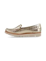 Mocasines Wan de cuero color dorado metalizado, con suela de plataforma de EVA ultraliviana y detalle de remache metálico con logo de la marca.