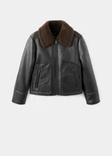 Chaqueta tipo coach de efecto piel en color negro, con diseño oversize, cierre frontal con cremallera, cuello camisero y forro interior de borreguito en color marrón.