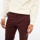 Pantalón chino de corte slim y color bordó, con bolsillos laterales y traseros, ideal para un estilo casual o formal.