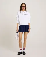 Buzo blanco de algodón con cuello polo y mangas largas. Estampado frontal con el texto "New York Racquet Club Sporty & Rich".