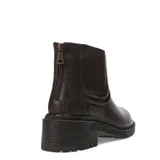 Botas tipo chelsea de cuero color marrón, con suela track de goma y detalle de cierres metálicos decorativos en los laterales.