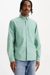 Camisa celeste de manga larga con cuello abotonado.