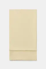 Pañuelo liso color beige, confeccionado en hilatura con viscosa, con acabados deshilachados.