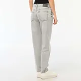 Pantalón de jean gris claro, corte recto, tiro medio y ruedo con dobladillo.