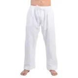 Pantalón de lino blanco, de corte recto y tiro medio, con cintura elástica ajustable con cordón y bolsillos laterales.