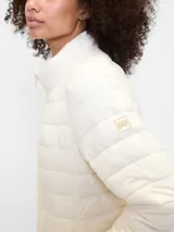 Campera puffer de corte recto y cuello alto, con cierre frontal y diseño acolchado horizontal.