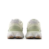 Championes New Balance modelo 9060, en color verde y beige, con detalles en blanco y suela chunky de diseño futurista.