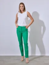Pantalón blanco de gabardina elastizada, marca Zac & Rachel. Con pretina con pasadores, botón y cierre. Delantera con tres bolsillos. Trasera con bolsillos ojal.