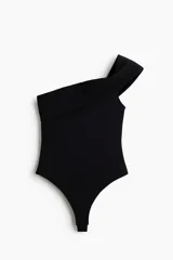 Body negro con diseño asimétrico de un solo hombro y detalle de volado superior.