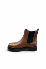 Bota tipo chelsea Splendid color beige, con paneles elásticos laterales negros y suela gruesa track en color negro con plataforma y taco bajo.
