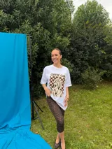 Remera oversize de algodón negro, con diseño gráfico frontal que incluye la leyenda "COFFEE CLUB" y una ilustración estilo retro de una mujer bebiendo café.