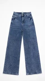 Pantalón jean de corte wide leg en color negro con efecto acid wash y acabado desgastado. Cuenta con tiro medio, bolsillos delanteros y traseros, y cierre frontal de botón y cremallera.