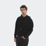 Buzo tipo hoodie color negro, con capucha, bolsillo frontal tipo canguro y estampado minimalista en el centro del bolsillo.