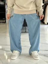 Pantalón de jean de corte super baggy, tiro medio y diseño holgado en color azul con efecto lavado.