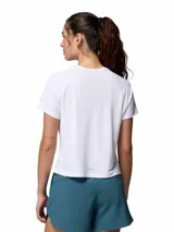Remera deportiva técnica Columbia de color blanco, de manga corta, cuello redondo y ajuste cómodo, diseñada con tecnologías Omni-Shade™ de protección solar y Omni-Wick™ de secado rápido.