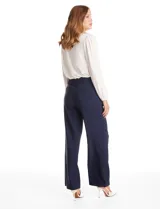 Pantalón sastrero de tiro alto y pierna ancha, con cierre frontal y gancho interno. Presenta bolsillos laterales de ojal y un diseño minimalista con caída fluida.