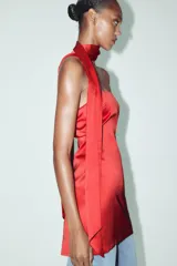 Vestido corto de satén color rojo, con escote recto, hombros descubiertos y detalle de foulard en el mismo tejido.