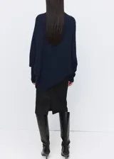Jersey de punto azul marino con cuello alto vuelto, manga larga y diseño holgado.
