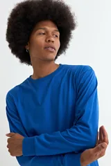 Remera de manga larga con cuello redondo, confeccionada en tejido de algodón y poliéster, con diseño básico y ajuste estándar.