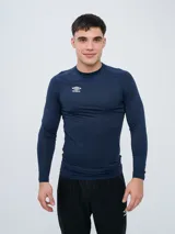 Remera térmica deportiva Umbro de manga larga y cuello redondo, en color azul marino, con logo de la marca estampado en el pecho.