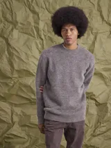 Sweater de cuello redondo confeccionado en mezcla de lana, de diseño clásico y textura suave.