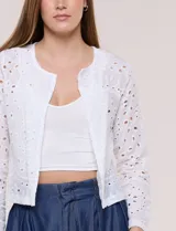 Chaqueta corta de calce recto en tejido broderie blanco, con diseño calado de perforaciones geométricas y florales, escote redondo, frente abierto y mangas largas.