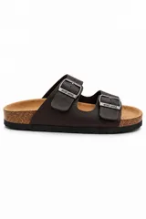 Sandalias de dos tiras marca Ecko Untd., color beige con hebillas metálicas negras y suela de diseño anatómico con base de corcho y fondo negro.