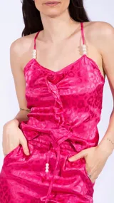 Top negro con estampado animal print, breteles finos con detalle de perlas, escote con volados y corte ajustado.