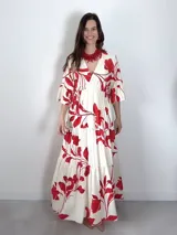 Vestido largo de viscosa con estampado floral en tonos azules sobre base blanca, escote en V cruzado, mangas tres cuartos y falda escalonada con volados.