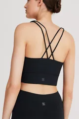 Top deportivo negro de cintura ancha, realizado en tela doble suave y de alta elasticidad. Detalle de breteles cruzados en la espalda.